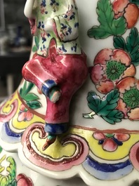 Une paire de vases en porcelaine de Chine famille rose aux anses en forme de femmes, 19&egrave;me