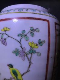 Une paire d'urnes en porcelaine de Chine famille verte, 19&egrave;me