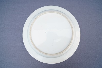 Un plat profond en porcelaine de Chine bleu et blanc &agrave; d&eacute;cor de figures dans un jardin, Yongzheng