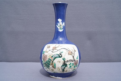 Un vase de forme bouteille en porcelaine de Chine famille verte sur fond bleu poudr&eacute;, 19&egrave;me