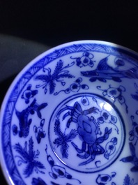 Zes Chinese celadon en blauwwitte koppen en schotels met krabben en vissen, Kangxi