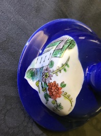 Trois vases en porcelaine de Chine famille verte sur fond bleu poudr&eacute;, 19&egrave;me