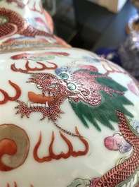 Une paire de vases en porcelaine de Chine famille rose &agrave; d&eacute;cor de dragon, marque et &eacute;poque de Guangxu