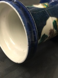 Trois vases en porcelaine de Chine famille verte sur fond bleu poudr&eacute;, 19&egrave;me