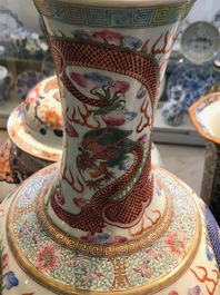 Une paire de vases en porcelaine de Chine famille rose &agrave; d&eacute;cor de dragon, marque et &eacute;poque de Guangxu