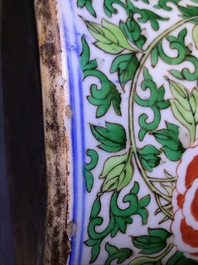 Un vase en porcelaine de Chine wucai &agrave; d&eacute;cor de gar&ccedil;ons, 19&egrave;me