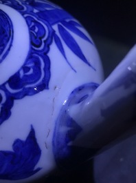 Une verseuse en porcelaine Arita de Japon en bleu et blanc, Edo, 17&egrave;me