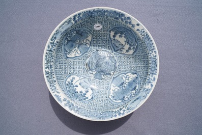 Un grand bol en porcelaine de Chine bleu et blanc dite 'de Swatow', Ming