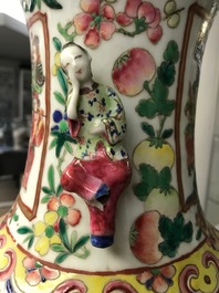 Une paire de vases en porcelaine de Chine famille rose aux anses en forme de femmes, 19&egrave;me