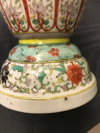 Une paire d'urnes en porcelaine de Chine famille verte, 19&egrave;me