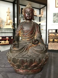 Deux figures en bronze dor&eacute; et laqu&eacute; figurant Mahakasyapa et Bouddha Shakyamuni, Chine, Ming et apr&egrave;s