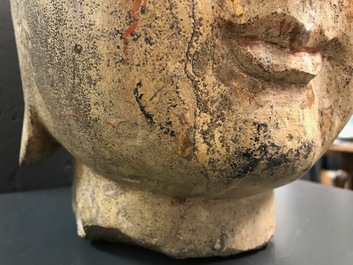 Une t&ecirc;te de Bouddha en pierre sculpt&eacute;e, traces de dorure et polychromie, Chine, Ming