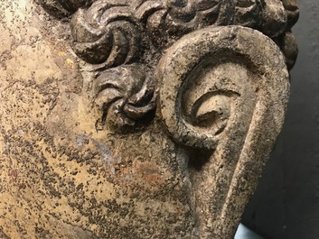 Une t&ecirc;te de Bouddha en pierre sculpt&eacute;e, traces de dorure et polychromie, Chine, Ming