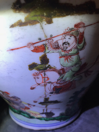 Un vase en porcelaine de Chine famille verte et un pot dit 'de Swatow', &eacute;poque Transition et 19&egrave;me