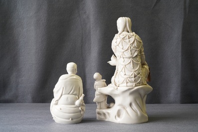 Twee Chinese Dehua blanc de Chine figuren van Guanyin met dienaar en een Luohan, 19e eeuw