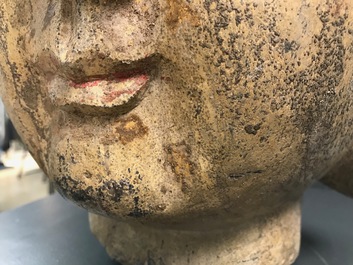 Une t&ecirc;te de Bouddha en pierre sculpt&eacute;e, traces de dorure et polychromie, Chine, Ming