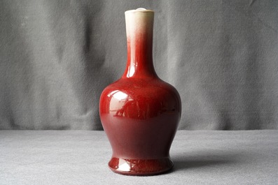 Un vase en porcelaine de Chine rouge langyao, 19&egrave;me