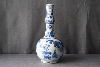 Een Chinese blauwwitte flesvormige vaas met figuratief decor rondom, Transitie periode