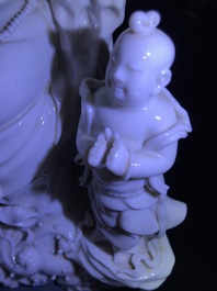 Trois groupes en porcelaine blanc de Chine, 19/20&egrave;me