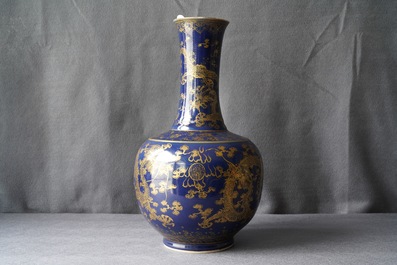 Een Chinese flesvormige blauwe vaas met verguld drakendecor, ca. 1900