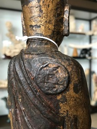 Deux figures en bronze dor&eacute; et laqu&eacute; figurant Mahakasyapa et Bouddha Shakyamuni, Chine, Ming et apr&egrave;s