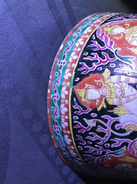 Cinq bols en porcelaine de Chine Bencharong pour le march&eacute; thai, 19&egrave;me