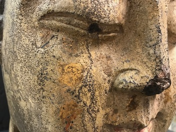 Une t&ecirc;te de Bouddha en pierre sculpt&eacute;e, traces de dorure et polychromie, Chine, Ming