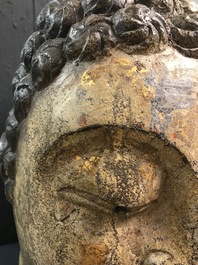 Une t&ecirc;te de Bouddha en pierre sculpt&eacute;e, traces de dorure et polychromie, Chine, Ming