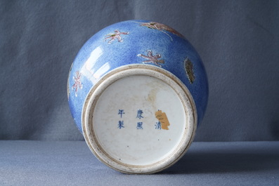 Un vase en porcelaine de Chine rouge de cuivre et bleu poudr&eacute;, marque de Kangxi, 19&egrave;me