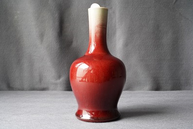 Un vase en porcelaine de Chine rouge langyao, 19&egrave;me