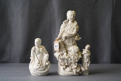 Twee Chinese Dehua blanc de Chine figuren van Guanyin met dienaar en een Luohan, 19e eeuw
