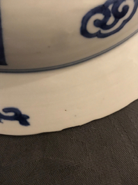 Une assiette profonde en porcelaine de Chine bleu et blanc, marque et &eacute;poque de Kangxi