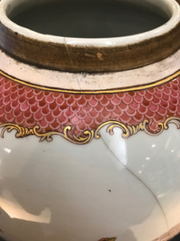 Une paire de pots en porcelaine de Chine famille rose &agrave; d&eacute;cor floral, Qianlong