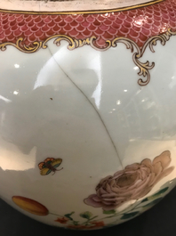 Une paire de pots en porcelaine de Chine famille rose &agrave; d&eacute;cor floral, Qianlong