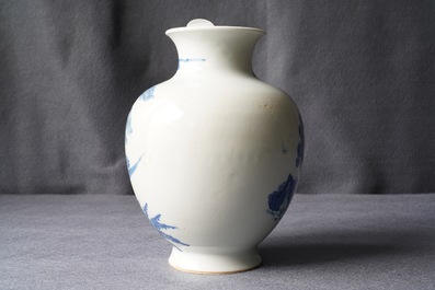 Un vase en porcelaine de Chine bleu et blanc &agrave; d&eacute;cor de 'La Romance de la chambre de l'ouest', 19&egrave;me