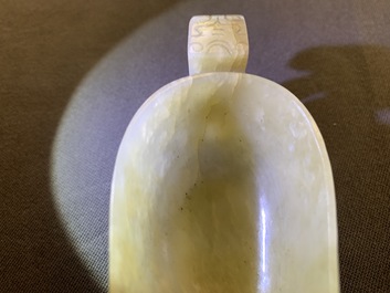 Een Chinese lichtgele jade libation cup, 19th C.