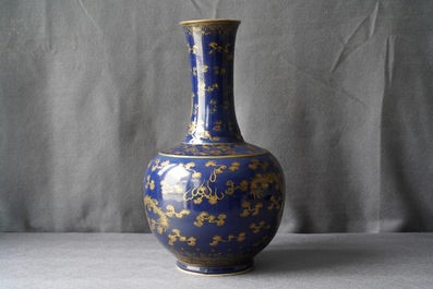 Un vase de forme bouteille en porcelaine de Chine bleu monochrome et dor&eacute;, vers 1900