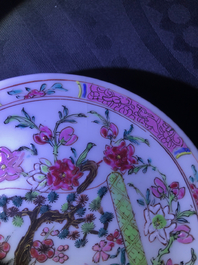Een fraaie collectie Chinees famille rose theegoed, Yongzheng/Qianlong