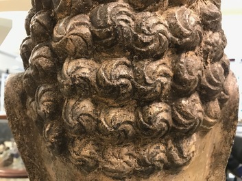 Une t&ecirc;te de Bouddha en pierre sculpt&eacute;e, traces de dorure et polychromie, Chine, Ming