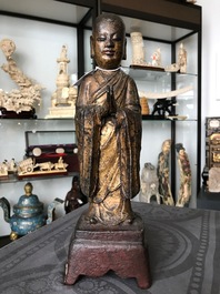 Twee Chinese vergulde en gelakt bronzen figuren van Mahakasyapa en Buddha Shakyamuni, Ming en later