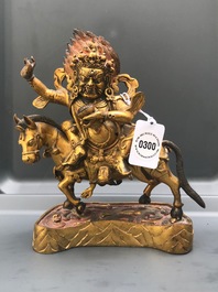 Een verguld bronzen figuur van Palden Lhamo, Tibet, 17e eeuw