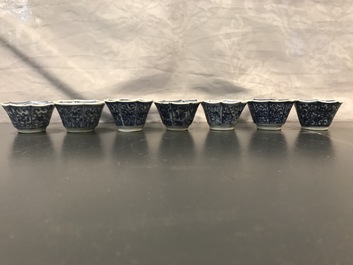 Quinze tasses et dix-neuf soucoupes en porcelaine de Chine bleu et blanc, Kangxi