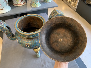 Een grote Chinese cloisonn&eacute; wierookbrander met deksel, 18/19e eeuw