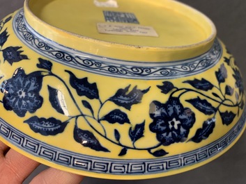 Une assiette en porcelaine de Chine &agrave; d&eacute;cor d'un bouquet en bleu et blanc sur fond jaune, marque de Qianlong, 19/20&egrave;me