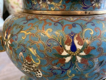 Een grote Chinese cloisonn&eacute; wierookbrander met deksel, 18/19e eeuw