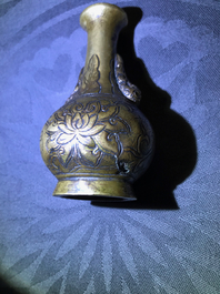 Trois vases miniatures en bronze, Chine, 17/18&egrave;me
