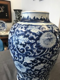 Un vase en porcelaine de Chine bleu et blanc aux rinceaux de pivoines, Kangxi