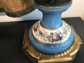 Une grande paire de verseuses et une jardini&egrave;re en porcelaine de S&egrave;vres aux montures en bronze dor&eacute;, France, 19&egrave;me