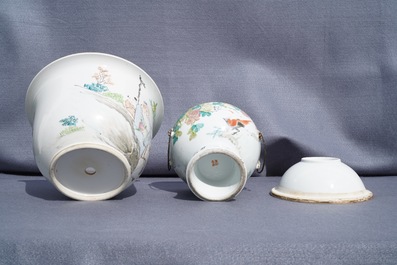 Un bol couvert sur piedouche et une jardini&egrave;re en porcelaine de Chine qianjiang cai, 19/20&egrave;me