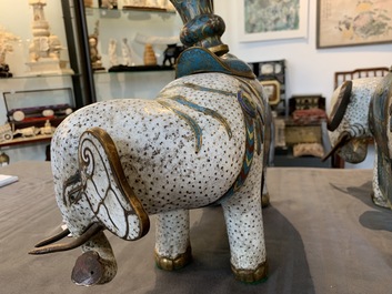 Une paire de grands mod&egrave;les d'&eacute;l&eacute;phants en &eacute;maux cloisonn&eacute;s, Chine, 19&egrave;me